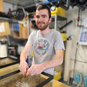 Biologiste marin, Sylvain explore la toxicité des microalgues